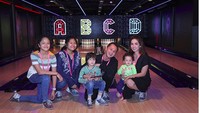 Kapal pesiar tersebut juga menyediakan fasilitas lain termasuk arena bermain bowling. Ussy dan anak-anak berpose di salah satu fasilitas tersebut. Foto: (IG Ussy Pratama)
