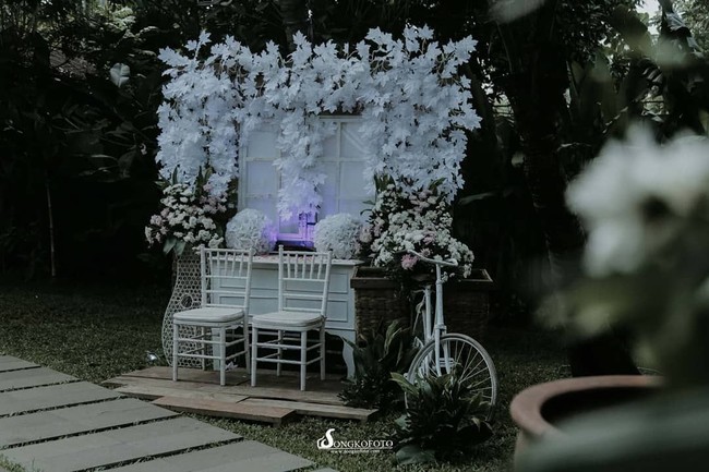 Dengan persiapan kurang lebih satu bulan, ia berhasil menyelenggarakan acara pernikahan tanpa Wedding Organizer (WO). Acara digelar di sebuah venue semi outdoor di Jakarta Timur, pada 29 April 2018. Foto: Instagram @songkofoto