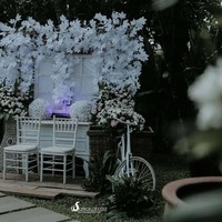 Dengan persiapan kurang lebih satu bulan, ia berhasil menyelenggarakan acara pernikahan tanpa Wedding Organizer (WO). Acara digelar di sebuah venue semi outdoor di Jakarta Timur, pada 29 April 2018. Foto: Instagram @songkofoto