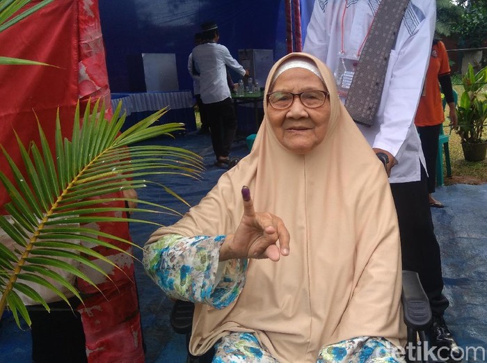 Semangat Nenek Masluroh Berkursi Roda Nyoblos Pilwalkot Tangerang