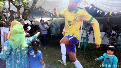 Gempita Piala Dunia di TPS Ridwan Kamil