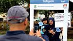 Warga Pekayon Bekasi Asyik Selfie di Booth Instagram