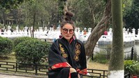 Saat traveling ke China, Baipai juga tampil modis dan cantik. (krubaipai_kp/Instagram)