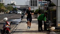 Mereka juga memanfaatkan hari libur untuk berolahraga.
