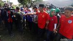 Suasana Haru Saat Kang Emil Sungkem ke Ortu Sebelum Nyoblos