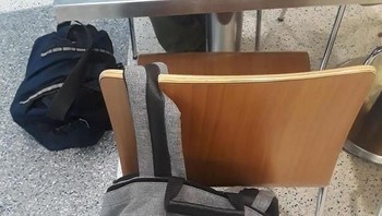 Ada celah di kursi supaya tas tidak mudah lepas. Foto: boredpanda