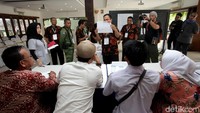 Surat suara tersebut diperlihatkan kepada sejumlah saksi.