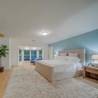 Masuk ke kamar tidur utama, ruangan ini tampil dengan aksen biru muda yang manis. Adapun rumah ini terdiri dari tiga kamar tidur dan dua kamar mandi, plus sebuah guesthouse lengkap dengan kamar mandinya. (Foto: Dok. Variety)