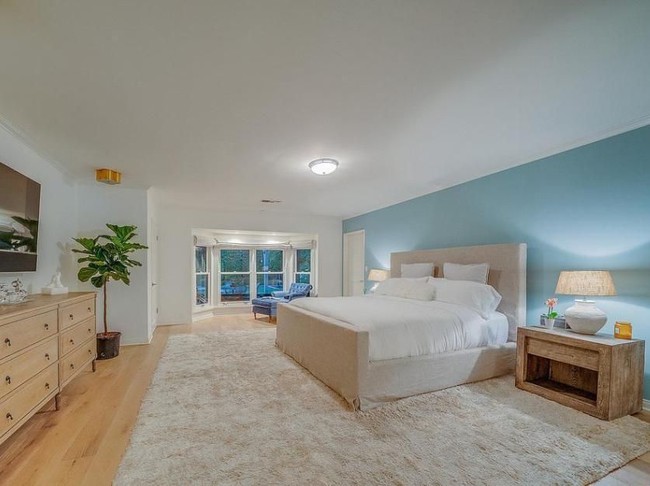 Masuk ke kamar tidur utama, ruangan ini tampil dengan aksen biru muda yang manis. Adapun rumah ini terdiri dari tiga kamar tidur dan dua kamar mandi, plus sebuah guesthouse lengkap dengan kamar mandinya. (Foto: Dok. Variety)