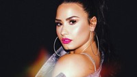 Demi Lovato pernah berjuang melawan kecanduannya terhadap obat-obatan dan alkohol. Ditambah Demi juga berusaha keras untuk keluar dari masalah mentalnya. Kemudian ia berhasil melewati dan belum lama ini ia merayakan 6 tahun dirinya terbebas dari obat-obatan dan alkohol. Foto: Instagram/ddlovato