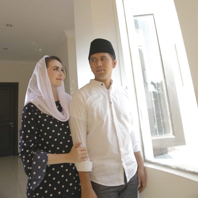 Emil adalah putra dari Hermanto Dardak yang merupakan mantan Wakil Menteri Pekerjaan Umum. Di 2015, Emil terjun ke dunia politik dan menjadi bupati untuk kabupaten Trenggalek.  Foto: dok. Instagram (Emildardak)