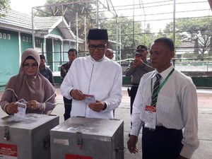 Cagub Sulsel Nurdin Jalan Kaki Nyoblos di Sebelah Rumah