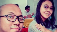 Asri Welas dan sang suami juga turut serta dalam pesta demokrasi ini. Foto: Artis Nyoblos (Instagram)