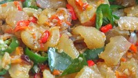Potongan kikil dengan paduan sambal ijo dan rawit terlihat sangat nikmat. @citrahendrawijaya dibuat dengan campuran bumbu bawang merah, bawang putih, cabai rawit, lengkuas, daun jeruk hingga kaldu.