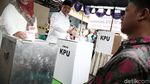 Momen Syaikhu Gendong Cucu hingga Pamer 3 Jari di TPS