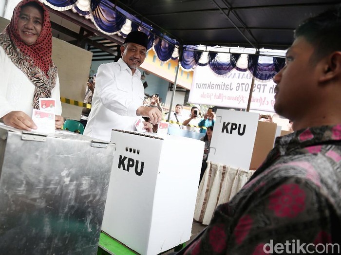 Ada Warga Robek Surat Undangan saat Ahmad Syaikhu Nyoblos di TPS