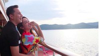 Momen liburan ini juga menjadi momen intim bagi Ussy dan Andhika. Keduanya tampak menikmati pemandangan lewat salah satu dek kapal. Foto: (IG Ussy Pratama)