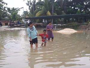 Warga Pekanbaru Antusias Nyoblos di Tengah Banjir