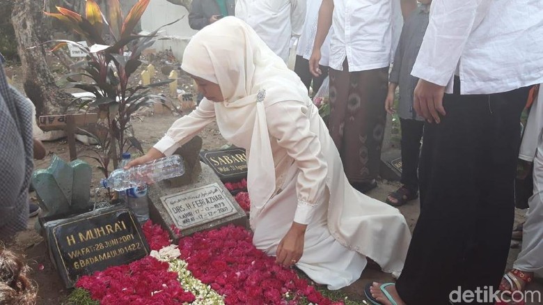 Tangis Khofifah Pecah Saat Ziarah Makam Suami Dan Orang Tua