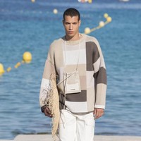 Untuk koleksi Spring-Summer 2019, Jacquemus juga menghadirkan tas berbentuk kantong yang dikalungkan di leher modelnya. Foto: Dok. Vogue