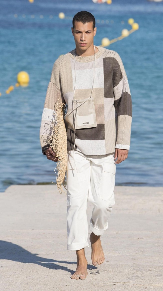 Untuk koleksi Spring-Summer 2019, Jacquemus juga menghadirkan tas berbentuk kantong yang dikalungkan di leher modelnya. Foto: Dok. Vogue