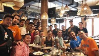 Makan bersama tim basket Pelita Jaya Basketball. Daniel pun terlihat sudah kenyang menyantap makanan enak. Foto: Instagram @danielwenas