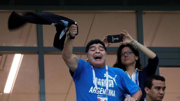 Diego Maradona ketika menyaksikan timnas Argentina di Piala Dunia 2018.