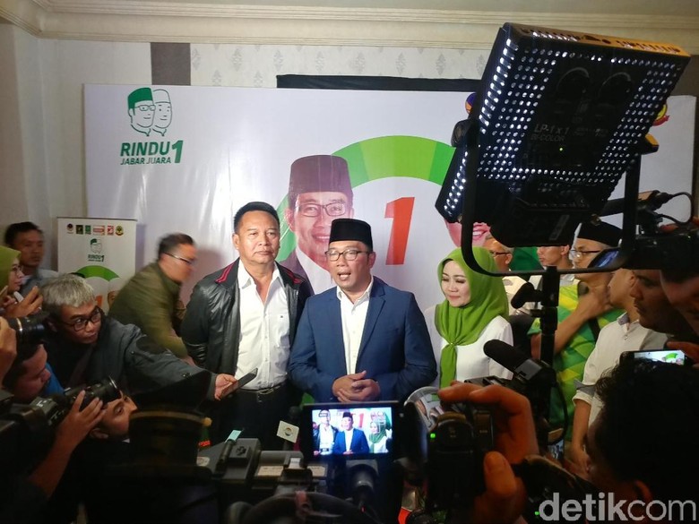 Tb Hasanuddin Temui Ridwan Kamil Ucapkan Selamat Tb Hasanuddin Temui Ridwan Kamil Ucapkan Selamat