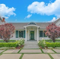 Begini tampak luar Selena Gomez yang berlokasi di kawasan elite Studio City, California, AS. Kelihatannya sederhana yah? Meski terlihat simpel, harga rumah bergaya country ini nyatanya jauh dari kata murah. Menurut Variety, Selena menjual properti tersebut dan melepasnya dengan harga US$ 2,799 juta atau sekitar Rp 39 miliar. (Foto: Dok. Variety)