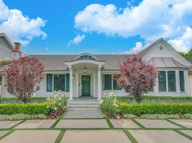 Begini tampak luar Selena Gomez yang berlokasi di kawasan elite Studio City, California, AS. Kelihatannya sederhana yah? Meski terlihat simpel, harga rumah bergaya country ini nyatanya jauh dari kata murah. Menurut Variety, Selena menjual properti tersebut dan melepasnya dengan harga US$ 2,799 juta atau sekitar Rp 39 miliar. (Foto: Dok. Variety)