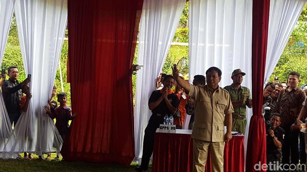 Prabowo mencoblos di TPS 17 Hambalang / 