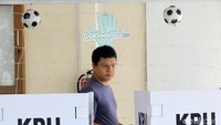 Dibalik bilik pemungutan suara terdapat juga ornamen khas piala dunia seperti gantungan bola dan gawang.