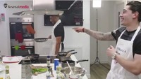 Wah, senang banget nih ngelihat Alex Oxlade yang sedang masak. Padahal setelah itu gilirannya unjuk kebolehan soal masak, lho. Hihi Foto: Instagram hectorbellerin