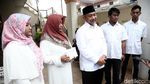 Momen Syaikhu Gendong Cucu hingga Pamer 3 Jari di TPS
