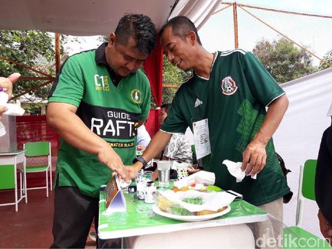 Menengok TPS Piala Dunia di Kota Bekasi, Petugas Berkaos Jersey