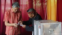 Warga bersiap melakukan pencoblosan.
