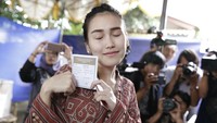 Ets yang ini merem nih gayanya. Foto: Ayu Ting Ting (Palevi/detikHOT)