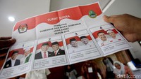 Petugas TPS 06 di Cikeas, Bogor, Jawa Barat, memperlihatkan surat suara saat penghitungan suara usai pencoblosan.