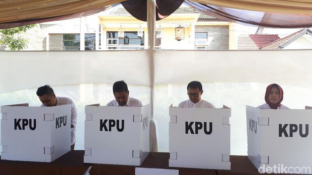 Usai Nyoblos, Cawalkot Yossi Bersama Keluarga Pose Dua Jari