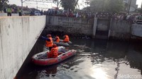 Anak buaya yang bikin geger sempat terlihat di bawah jembatan Kali Grogol. Buaya itu dinilai muncul ke permukaan karena lapar. Petugas gabungan sudah melokalisasi pencarian buaya di Kali Grogol, Jakarta Barat, dari halte busway Grogol hingga depan rumah sakit jiwa.(Foto: Peti/ detikcom)