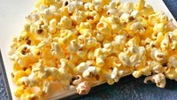Wah, tumpukan popcorn ternyata bisa jad idress cantik ini ya. Karya ini buatan akun _thebentobear. Foto: Istimewa