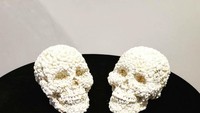 Dua buah tengkorak ini karya dari Kevin Keating. Keduanya terbuat dari tumpukan popcorn, lho. Foto: Istimewa