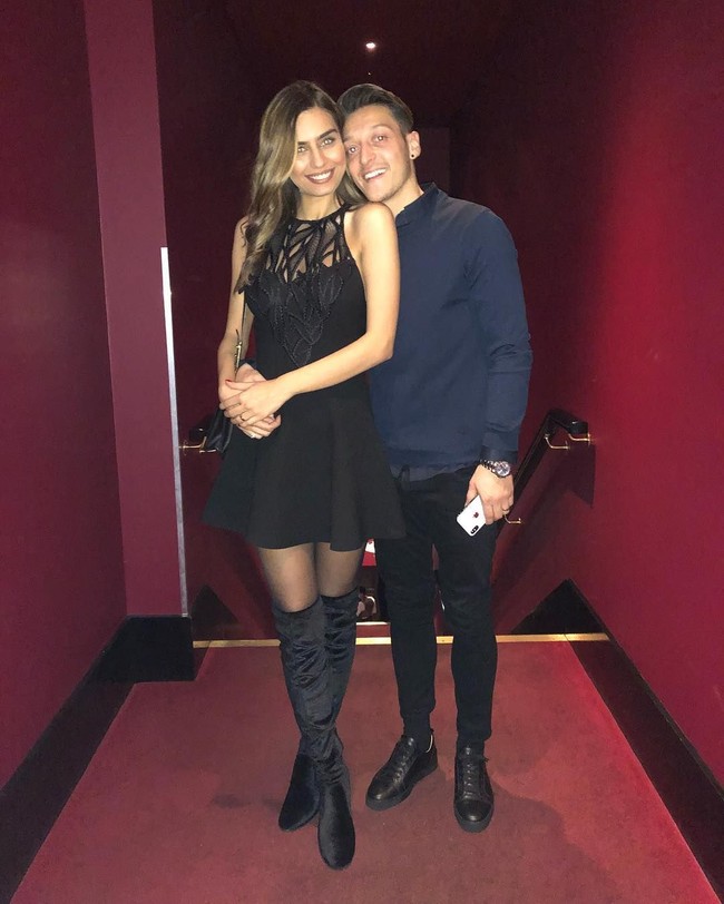 Ozil yang juga memperkuat tim Arsenal kini tinggal di London bersama Gulse. Sementara sang kekasih kerap bolak-balik ke Turki karena dirinya dikenal sebagai bintang televisi dan model di negara tersebut. Foto: Dok. Instagram