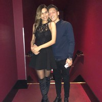 Ozil yang juga memperkuat tim Arsenal kini tinggal di London bersama Gulse. Sementara sang kekasih kerap bolak-balik ke Turki karena dirinya dikenal sebagai bintang televisi dan model di negara tersebut. Foto: Dok. Instagram