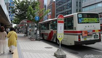 Pejalan kaki pun sangat dihargai di Jepang. Kalau dari kejauhan pengendara melihat ada pejalan kaki yang sedang menyebrang, mereka dengan sigap berhenti beberapa meter sebelum zebra cross. Foto: Dina Rayanti