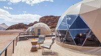 Menginap di Sun City Camp, hotel gelembung mewah di gurun Yordania yang tampak kemerahan, memberikan nuansa seperti berada di planet lain (Sun City Camp)
