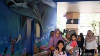 Bersama dengan keluarga, hari libur Pilkada serentak 2018 ini dimanfaatkan oleh para orang tua yang ingin mengajak anak-anaknya berliburan murah sambil bermain air di pantai Ancol.