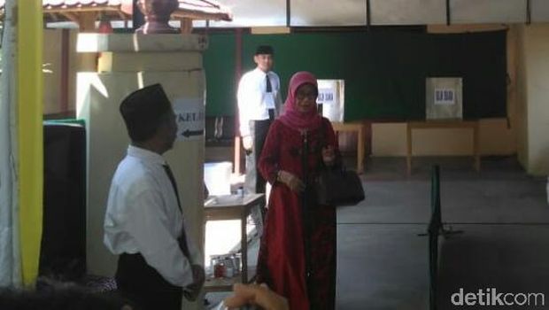 Ibunda Jokowi nyoblos di TPS Manahan, Solo. 