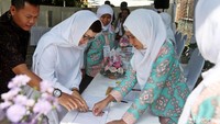 Berpakaian serba putih Nurul mengisi daftar acara di TPS 01. Ber-KTP Depok, Nurul hanya dapat memilih untuk Pemilihan Gubernur Jawa Barat.