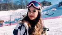 Mau main ski, tetap harus bergaya! (syandria/Instagram)